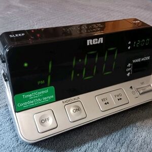 Vintage RCA Digital Radio Alarm Clock 90s Tabletop Bedroom Kitchen Home Decor